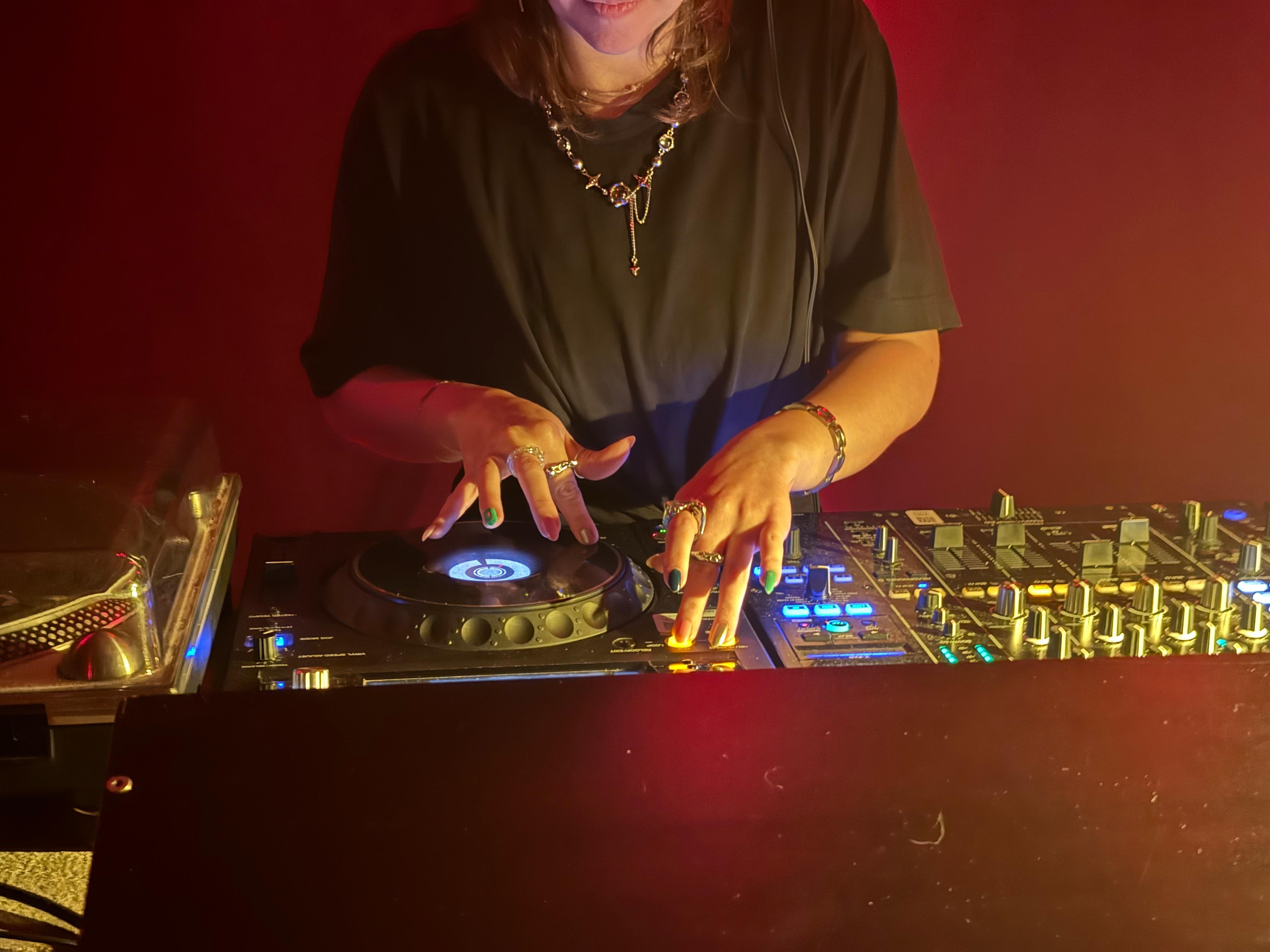 DJ