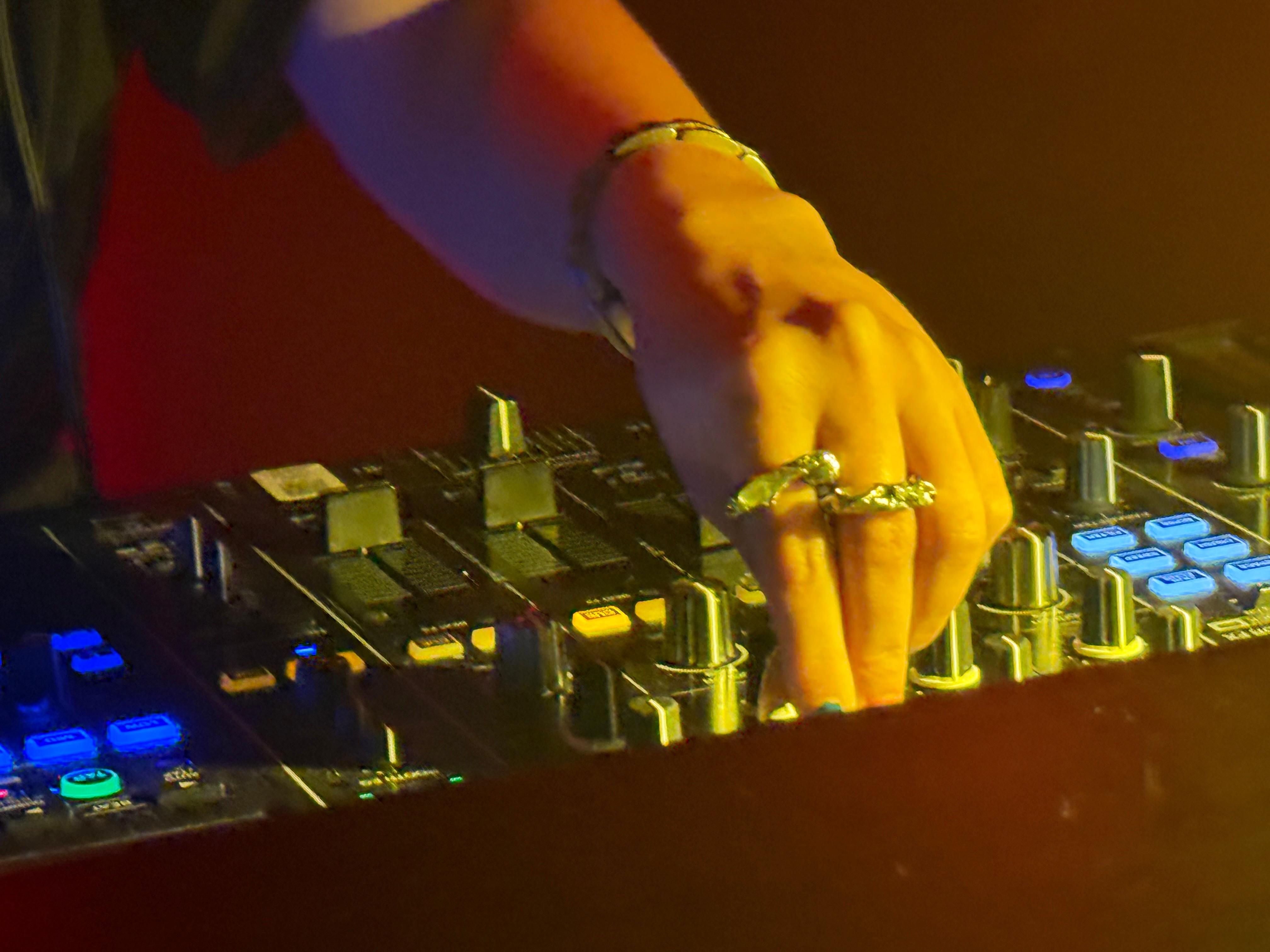 DJ